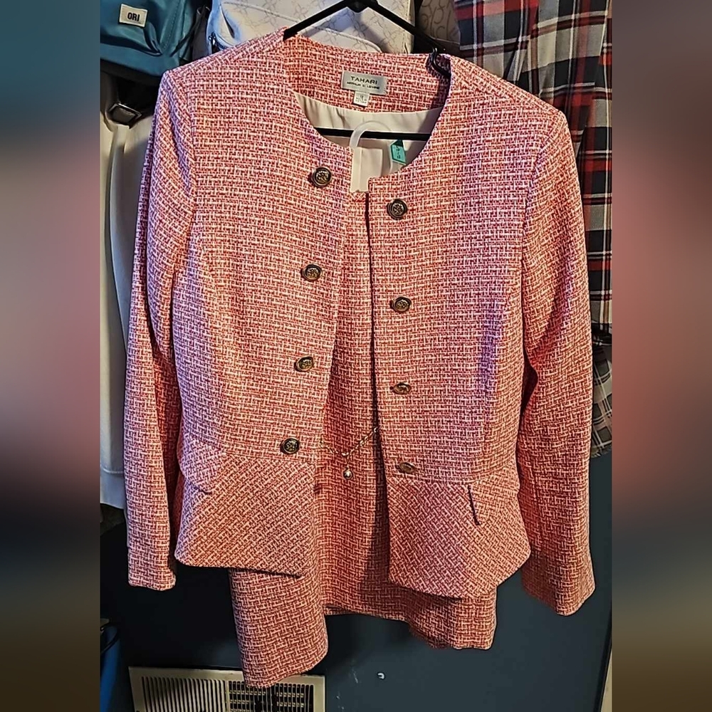 Skirt suit